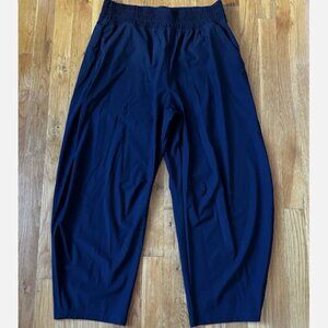Old Navy SleekTech High Waisted Barrel Ankle Workout Pants Size M Black